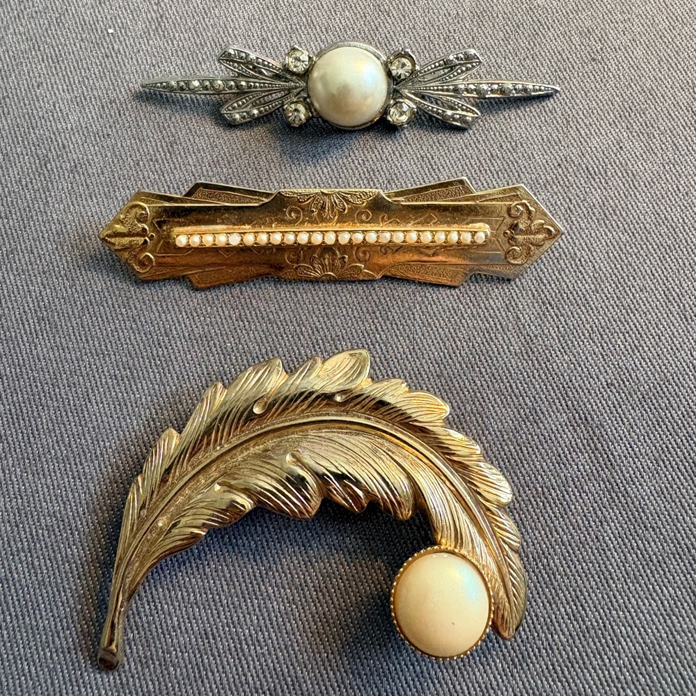 Set of three brooches/lapel pins